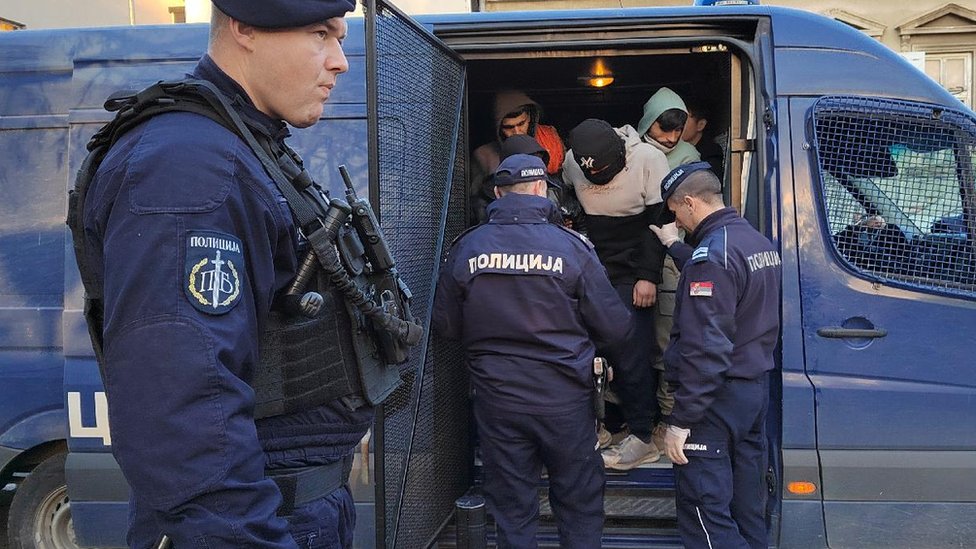 Srbija, nasilje i migranti: Posle pucnjave u Horgošu privedeno više od 800 migranata - pretragom pronađeno oružje i municija 14 policija, migranti