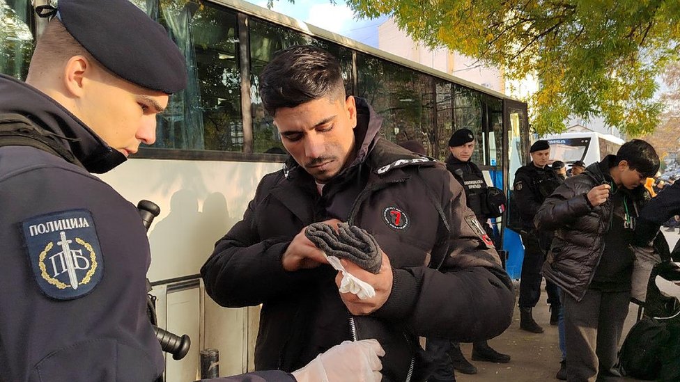 Srbija, nasilje i migranti: Posle pucnjave u Horgošu privedeno više od 800 migranata - pretragom pronađeno oružje i municija 9 policija, migranti