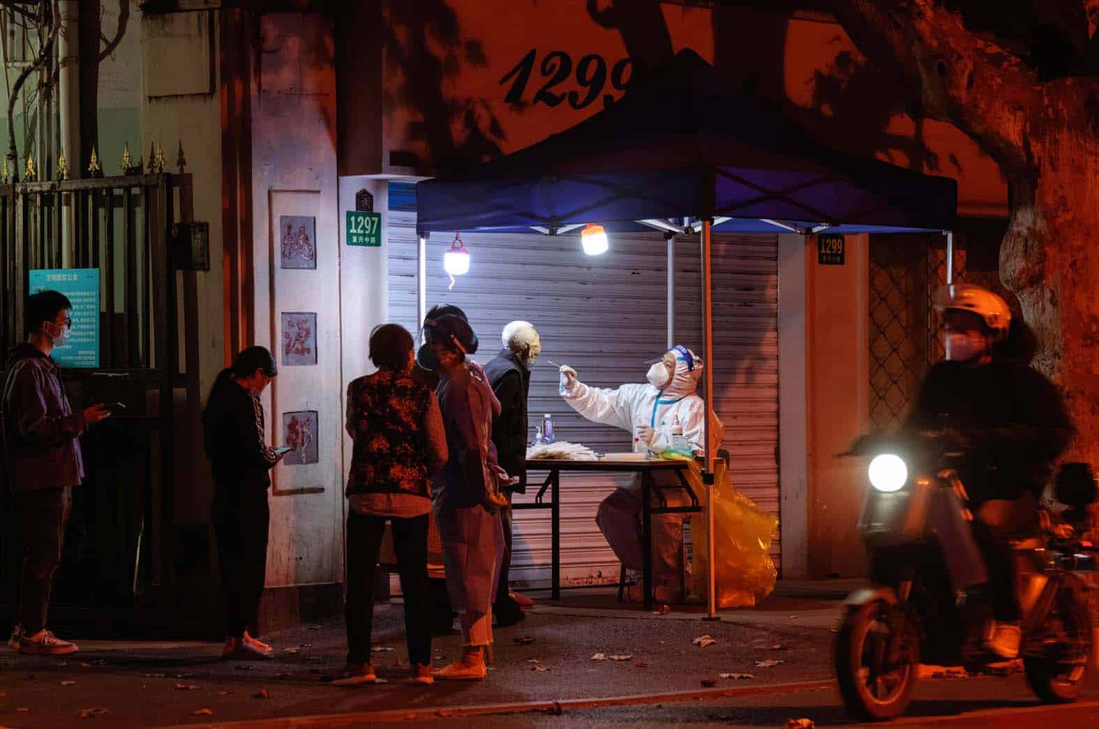 Eksplozija slučajeva kovida u Pekingu: Ulice i tržni centri prazni, ljude se drže podalje jedni od drugih 2