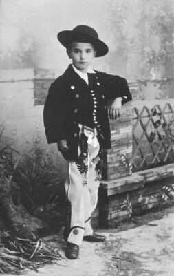 16673784970054591700531117642922 Kako su se oblačila zrenjaninska deca početkom 20. veka i koliko puta godišnje su dobijala novu odeću 3