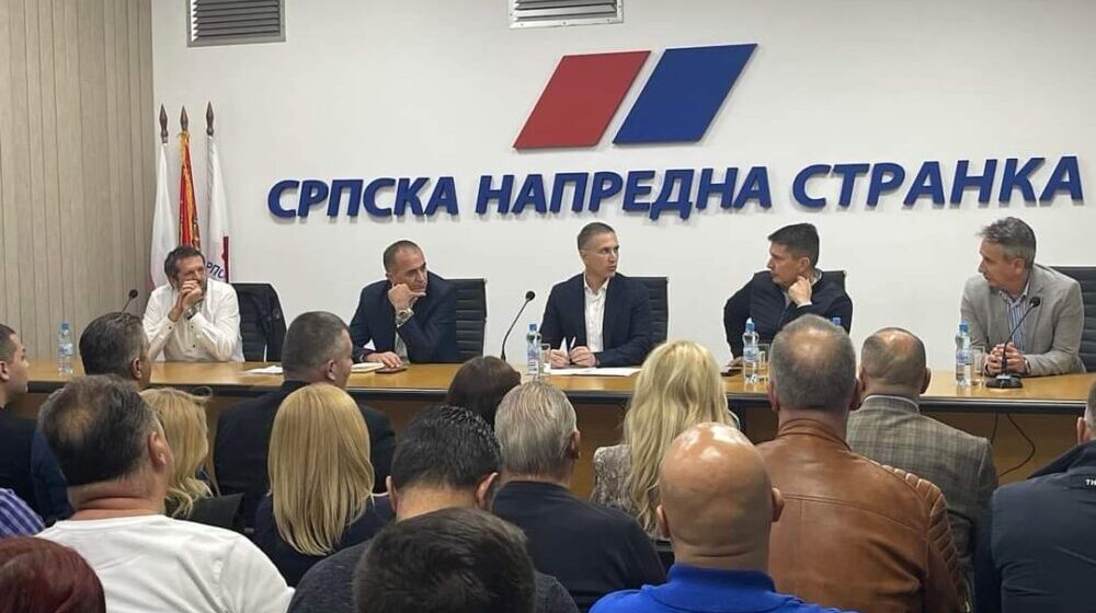 Nebojšu Stefanovića na jugu dočekali članovi odbora SNS-a koji su glasali za njegovu smenu prošle godine 1