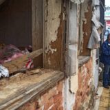 Kuća kao deponija: Vranjanci kroz njene prozore ubacuju smeće 13