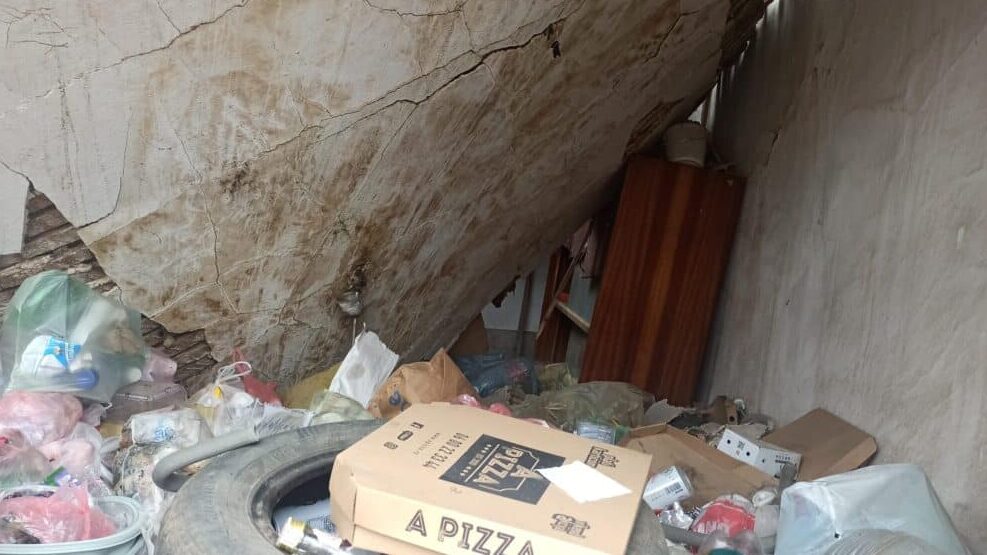 Kuća kao deponija: Vranjanci kroz njene prozore ubacuju smeće 4