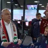 Orban nosio šal sa mapom „Velike Mađarske“, koja obuhvata i teritoriju Vojvodine 22