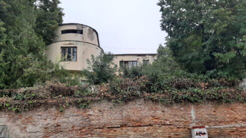 20220901_170905 Zašto zgrada inspekcijskih službi u Zrenjaninu propada iako je vredno arhitektonsko delo 4