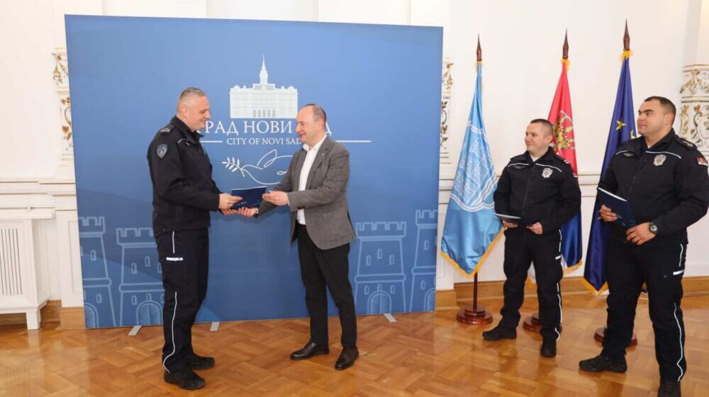 Novosadski gradonačelnik nagradio policajce koji su rasvetlili krađe na brzoj pruzi Beograd - Novi Sad 1