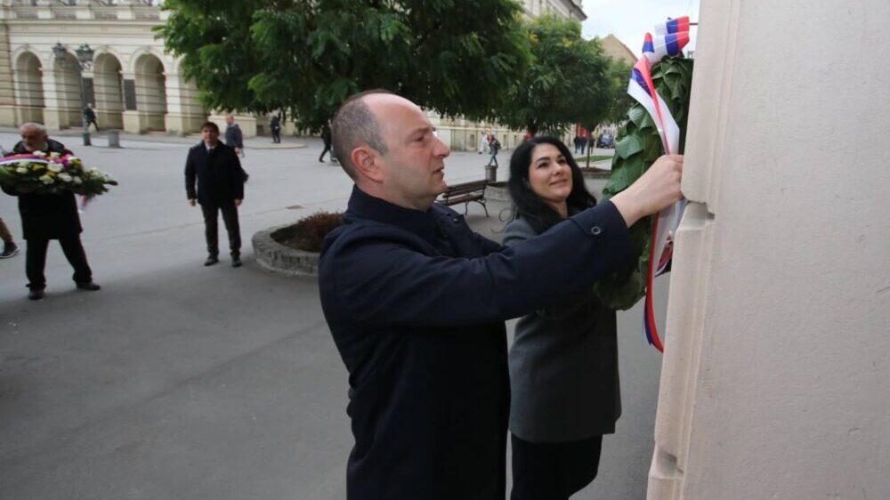 "Jasno je da se režim plaši da porodice stradalih tuže državu i da traže naknadu štete": Reakcije na izjavu gradonačelnika Novog Sada Milana Đurića na TV Pink 2 "Jasno je da se režim plaši da porodice stradalih tuže državu i da traže naknadu štete": Reakcije na izjavu gradonačelnika Novog Sada Milana Đurića na TV Pink 2