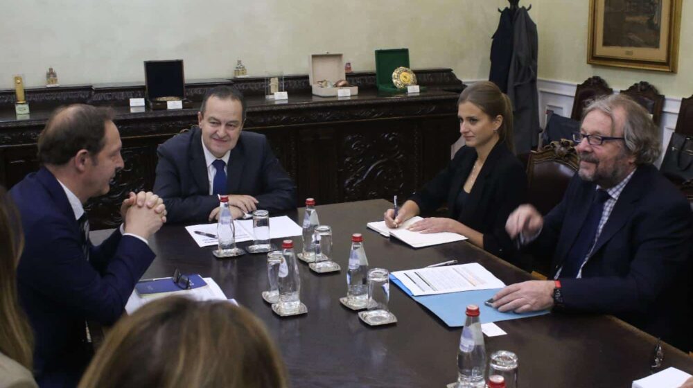 Dačić sa zvaničnikom Međunarodne organizacije za migracije o saradnji 1