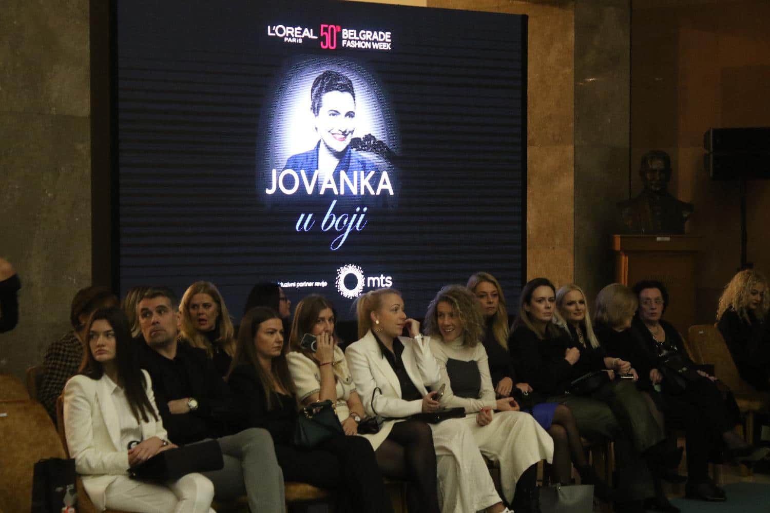 Modna revija posvećena Jovanki Broz: Prisustvovale Tamara Vučić, Tanja Miščević, Zorana Mihajlović, među modelima Konstrakta 2