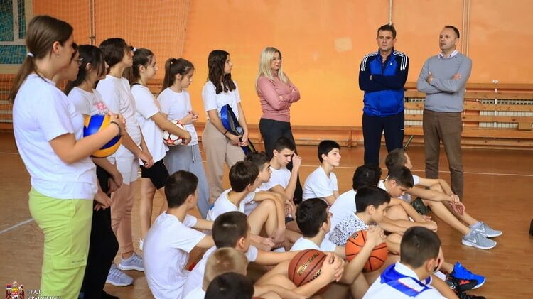 Kragujevac donirao sportsku opremu OŠ “Svetozar Marković” 1