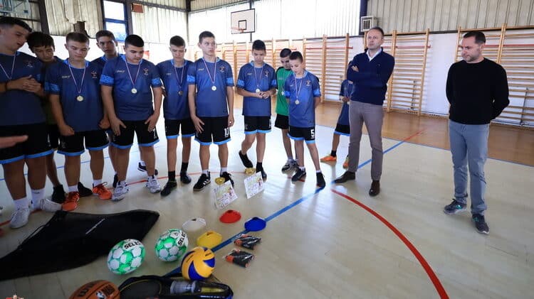 Kragujevac obezbedio sportsku opremu za šest osnovnih škola 1