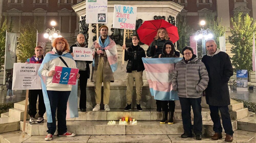 Obeležen Dan sećanja na žrtve transfobije na Trgu republike 1