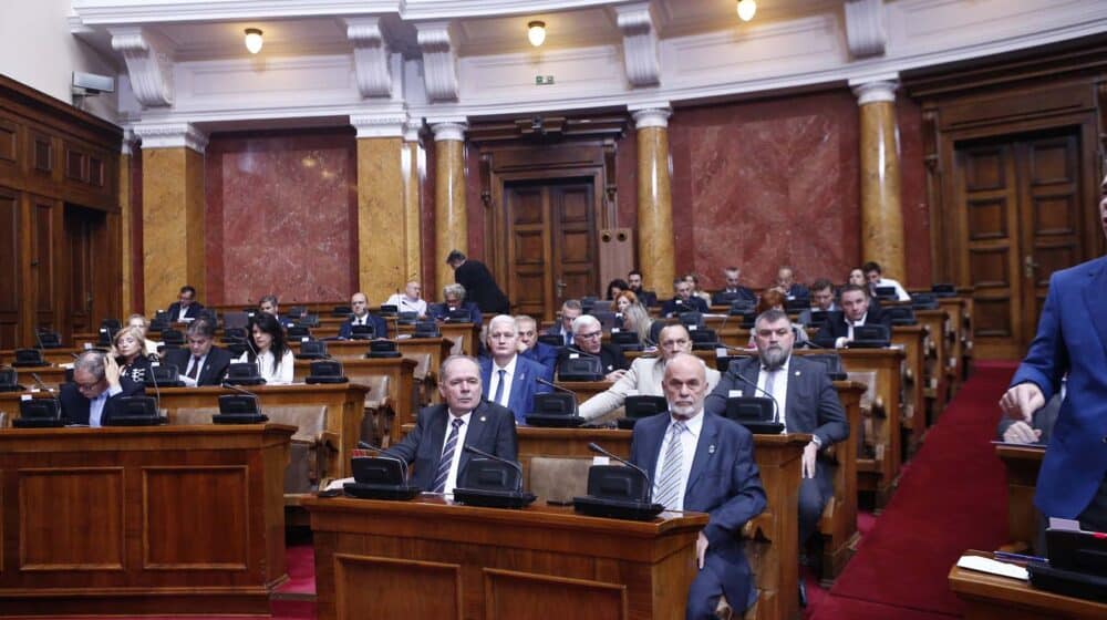 Srpski parlament nabavlja nameštaj po meri: Narodna Skupština naručuje 40 konfekcijskih fotelja