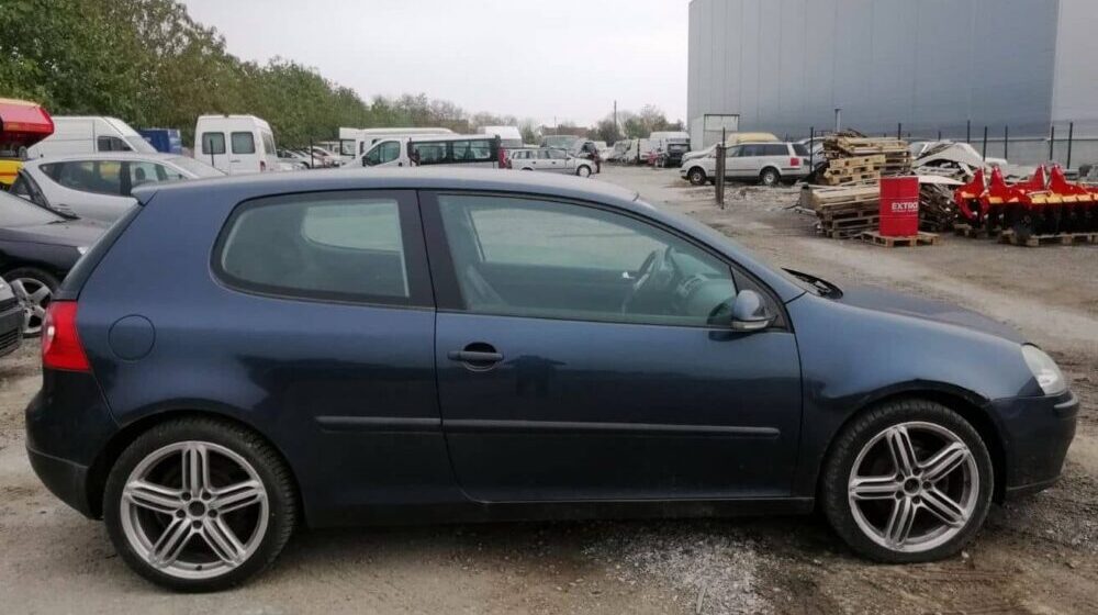 Carinarnica Subotica organizuje javnu prodaju 10 putničkih vozila 1