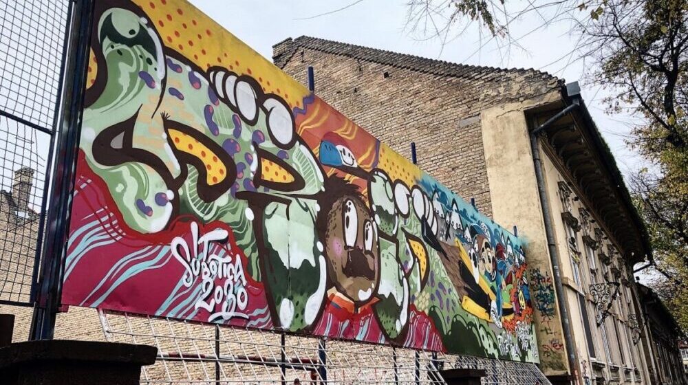 Očišćena i oslikana dotrajala reklamna tabla na subotičkoj školi 1