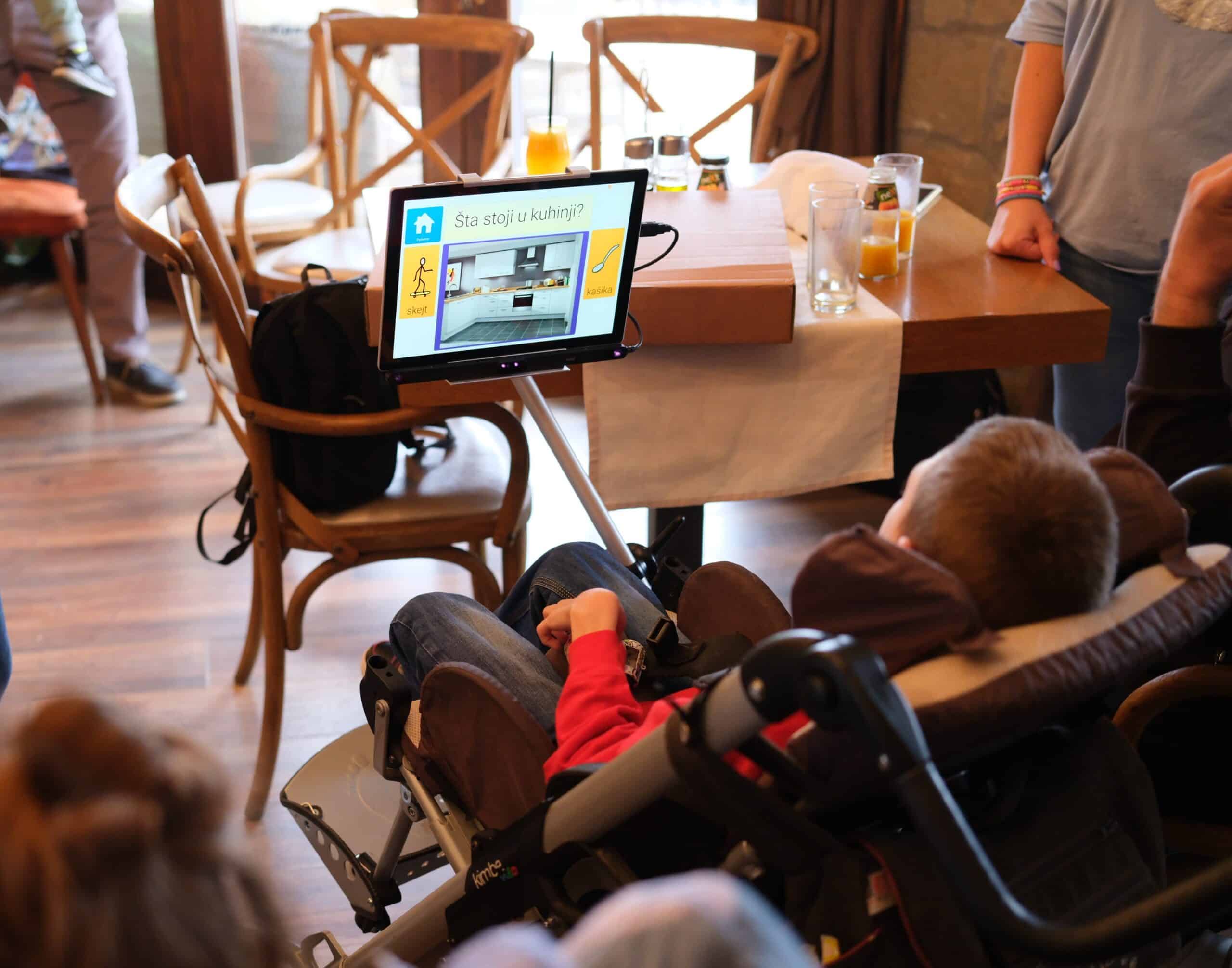 Pogled govori više od reči: Mozzart pomogao da komunikator maloj Valentini promeni život 2 Pogled govori više od reči: Mozzart pomogao da komunikator maloj Valentini promeni život 2