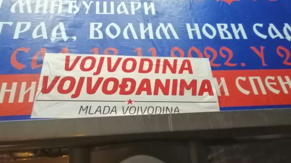 Baja Mali Knindža uzburkao Novi Sad: Blibordi koji najavljuju koncert izlepljeni plakatima "Vojvodina Vojvođanima" 1