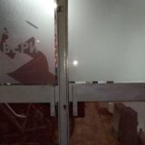 Razbijeno staklo na prostorijama pokreta Dveri u Novom Sadu 2