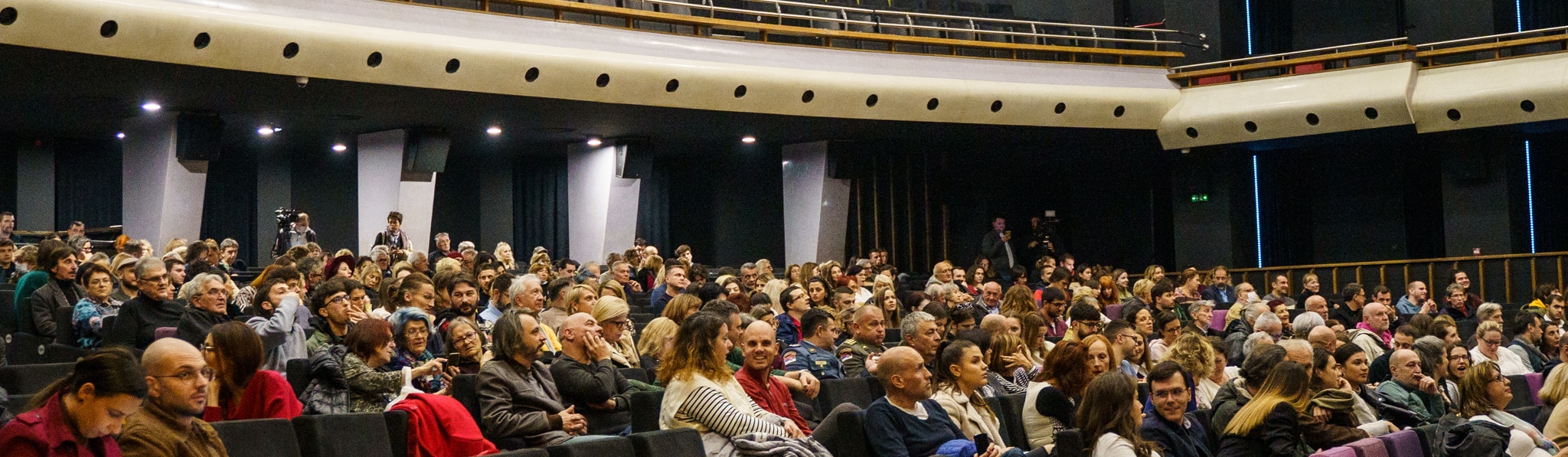 Premijera dokumentarca "Film davne budućnosti": Ovacije četvorici bardova naše kinematografije, Kadijeviću, Draškoviću, Šotri i Radivojeviću 2