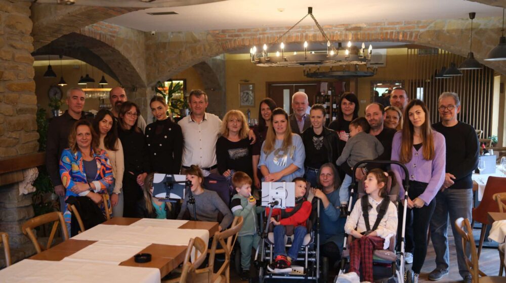 Pogled govori više od reči: Mozzart pomogao da komunikator maloj Valentini promeni život 1