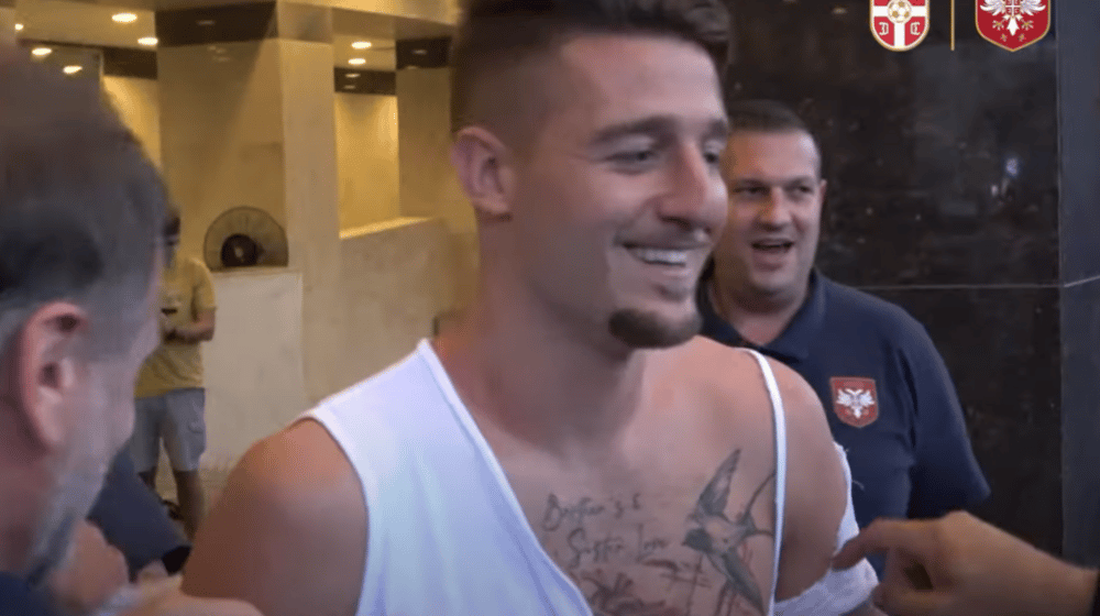 Vest koja je dodatno popravila atmosferu u reprezentaciji Srbije: Sergej dobio ćerku i ostao bez majice (VIDEO) 1 Vest koja je dodatno popravila atmosferu u reprezentaciji Srbije: Sergej dobio ćerku i ostao bez majice (VIDEO) 1