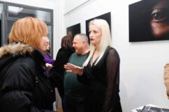 Foto_Darko Babić-2 Otvorena izložba fotografija „Jedina moja“ u Novom Sadu koja tematizuje nasilje nad ženama i femicid u Srbiji (FOTO) 11