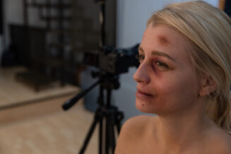 Foto_Srđan Ranđelović-2 Otvorena izložba fotografija „Jedina moja“ u Novom Sadu koja tematizuje nasilje nad ženama i femicid u Srbiji (FOTO) 2