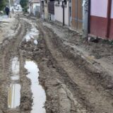 "Odnećemo blato ispred Gradske uprave ako se ne reši problem": U Baba Zlatinoj ulici u Vranju opet pukla vodovodna cev 16