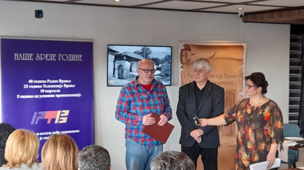 Novinaru Danasa iz Vranja nagrada za scenario televizijske komedije na konkursu "Pera Stojanović Tuman" 1