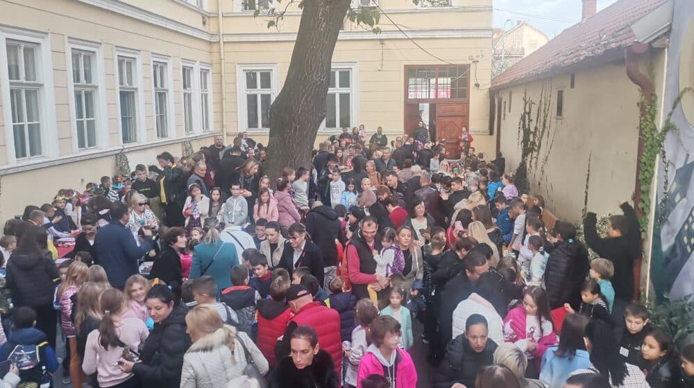 Šabački učenici organizovali prodajnu izložbu radova kako bi pomogli bolesnom drugu 1