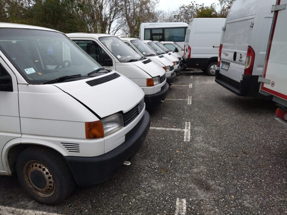 "Za delove ili auto otpad": Reporter Danasa proverio u kakvom su stanju vozila koja je RTS stavio na aukciju (FOTO) 5