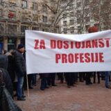 Počeo protest prosvetnih radnika, oko 300 prosvetara na Trgu Nikole Pašića 8