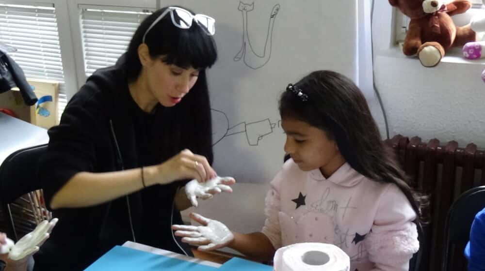 Konstrakta zajedno sa decom iz Fondacije SOS Dečija sela Srbija pravila čestitke 1