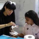 Konstrakta zajedno sa decom iz Fondacije SOS Dečija sela Srbija pravila čestitke 5