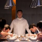 Anja Tejlor-Džoj i Rejf Fajns u neobičnom, psihološkom trileru „Meni“ 12