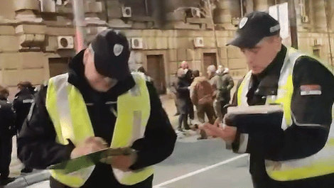 Policija legitimisala ekološke aktiviste ispred Vlade Srbije: Tražili da se pomerimo sa kolovoza, svi se ponovo vratili i seli na asfalt (VIDEO) 1