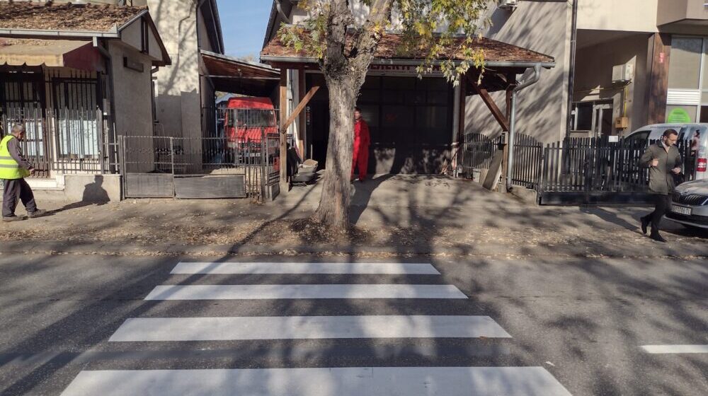 Pešački prelaz koji vodi u drvo, znak koji sprečava ulaz u radnju: Nova saobraćajna signalizacija u kragujevačkom Vašarištu 1