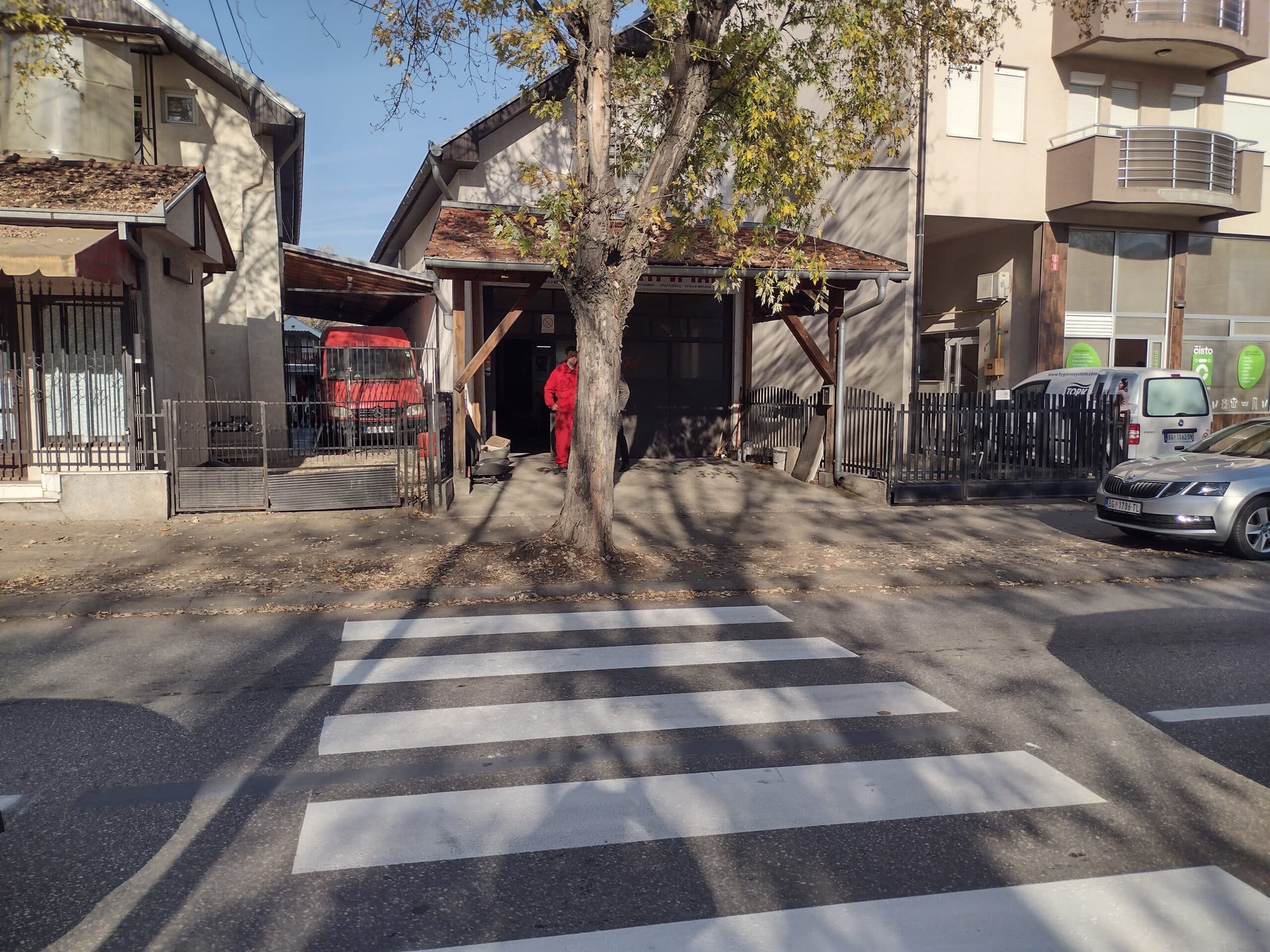 Pešački prelaz koji vodi u drvo, znak koji sprečava ulaz u radnju: Nova saobraćajna signalizacija u kragujevačkom Vašarištu 4