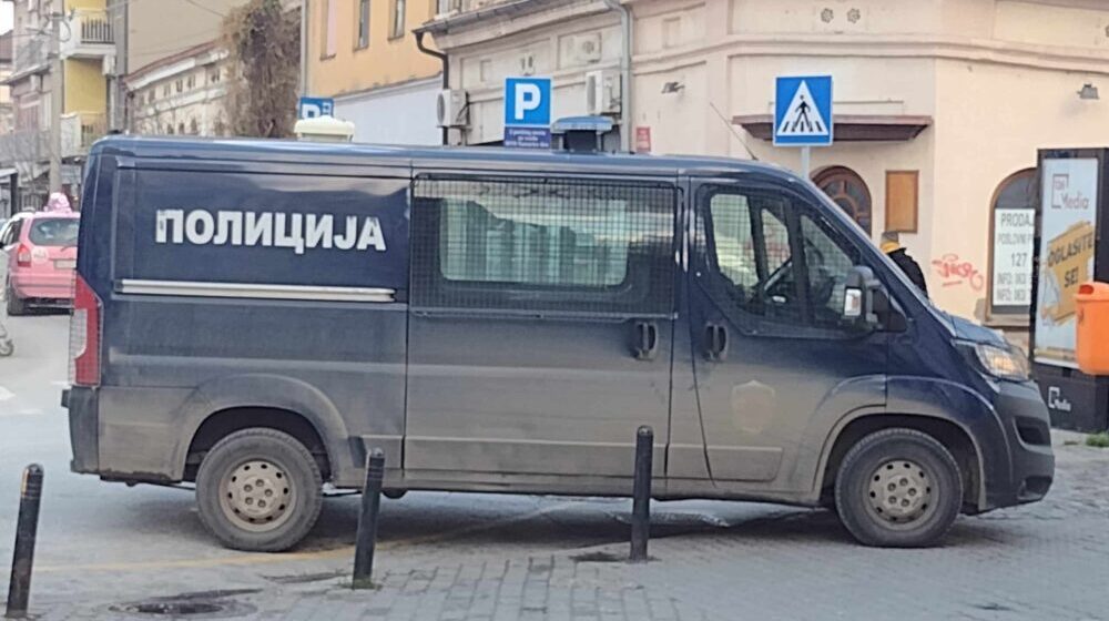 U Zrenjaninu uhapšen vozač kombija zbog sumnje da je preprodavao televizore i drugu tehničku robu 1