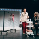 U Teatru Vuk večeras premijera predstave "Ružičasto": Šta povezuje dve žene u muškom svetu, penzionisanu porno zvezdu i premijerku Britanije 10