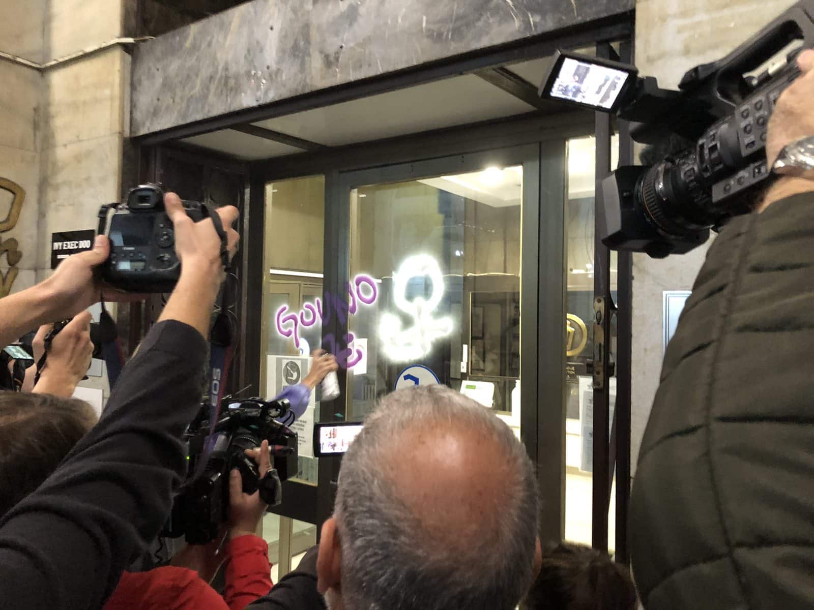 (VIDEO) Bačena dimna bomba na protestu protiv Informera: Ponovljen zahtev za uklanjanje intervjua sa silovateljem 3