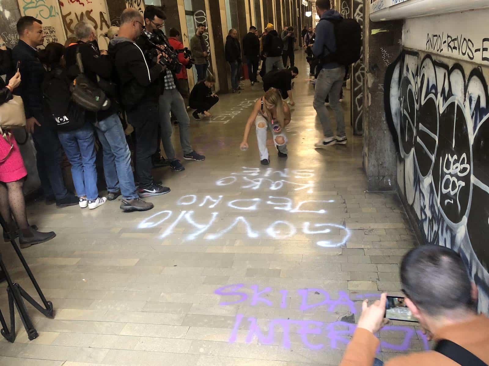 (VIDEO) Bačena dimna bomba na protestu protiv Informera: Ponovljen zahtev za uklanjanje intervjua sa silovateljem 4