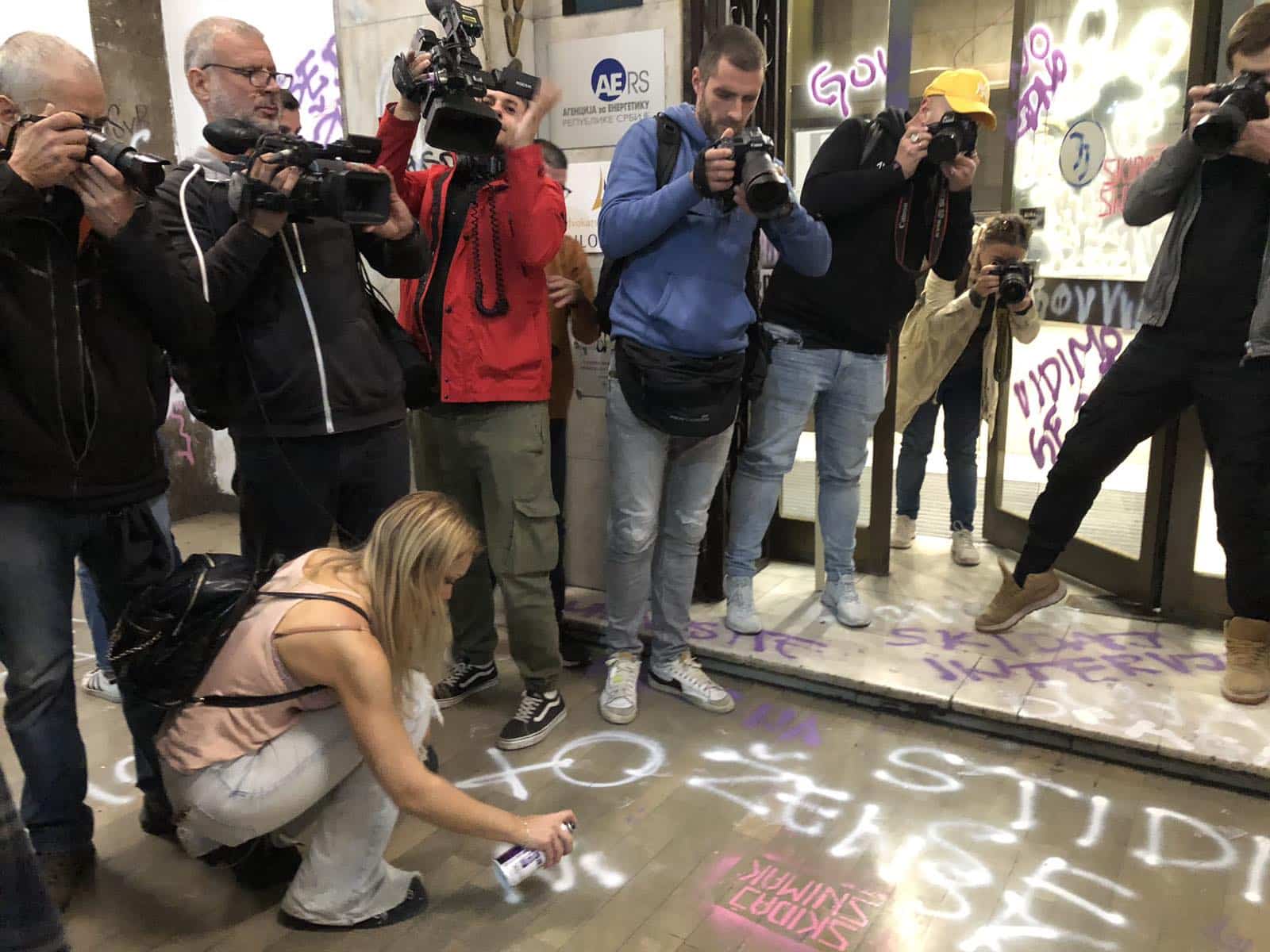 (VIDEO) Bačena dimna bomba na protestu protiv Informera: Ponovljen zahtev za uklanjanje intervjua sa silovateljem 6