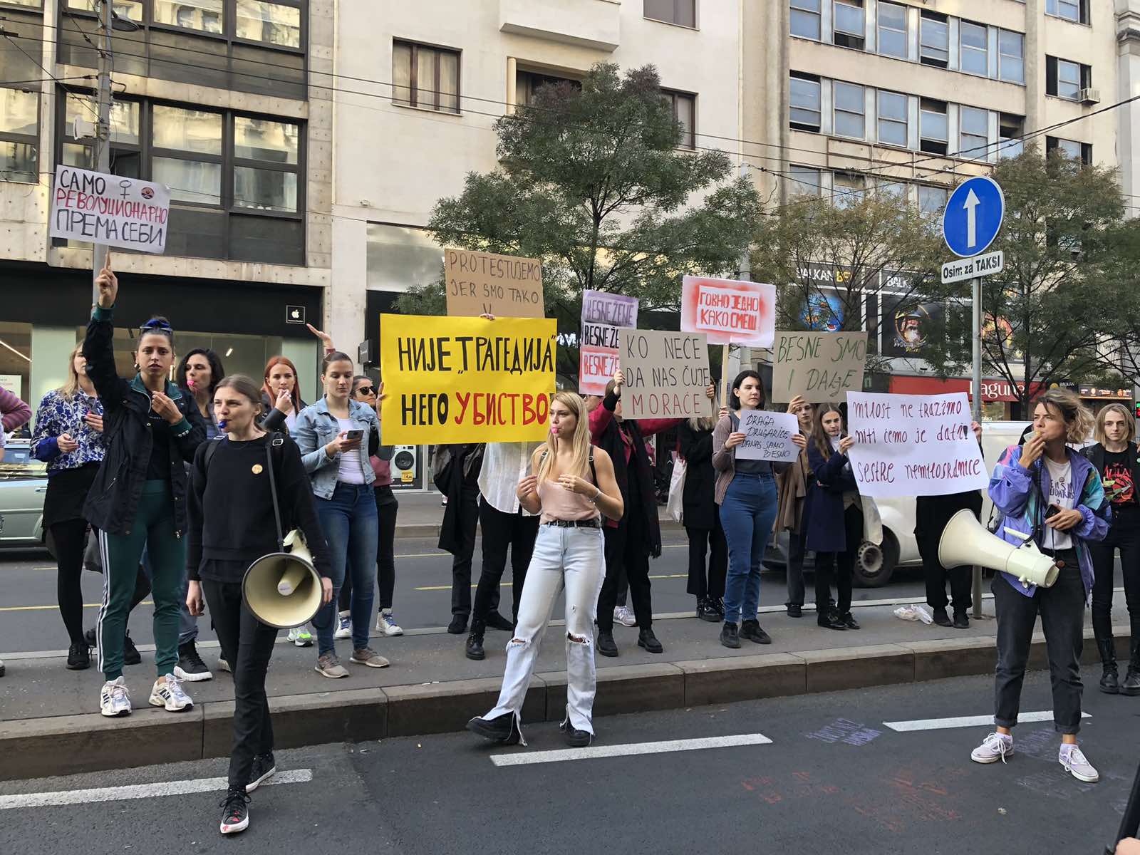 (VIDEO) Bačena dimna bomba na protestu protiv Informera: Ponovljen zahtev za uklanjanje intervjua sa silovateljem 7