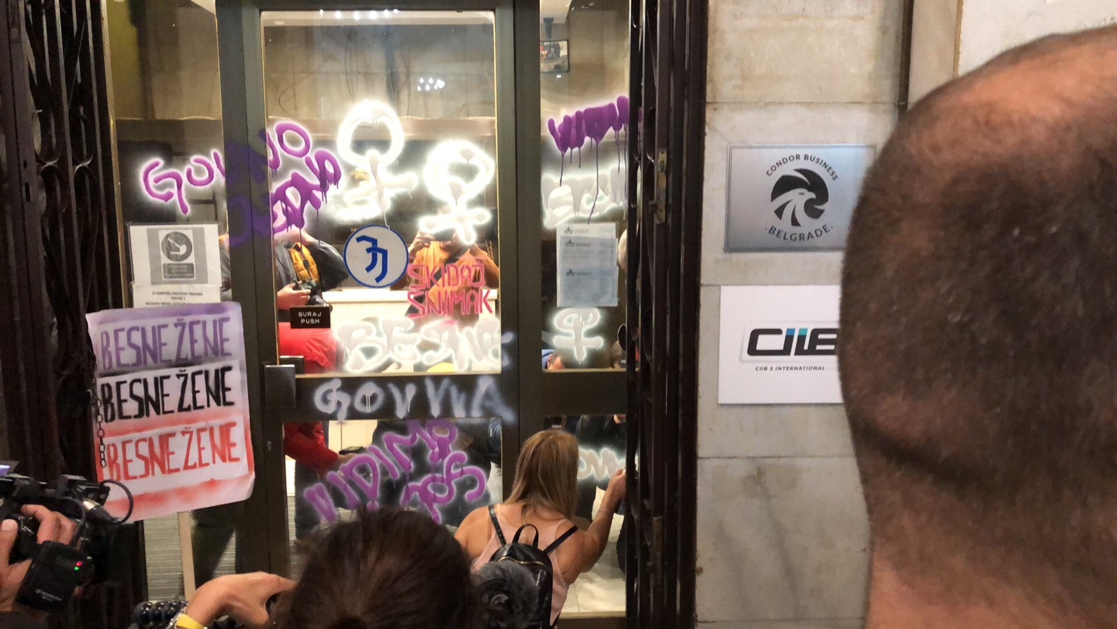 (VIDEO) Bačena dimna bomba na protestu protiv Informera: Ponovljen zahtev za uklanjanje intervjua sa silovateljem 5