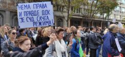 Tetkice s metlama došle pred Vučićeva vrata: Pevaju mu "Zakleo se bumbar..." (FOTO) 5