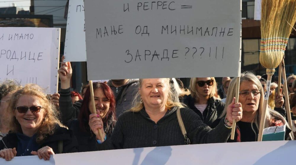 Tetkice s metlama došle pred Vučićeva vrata: Pevaju mu "Zakleo se bumbar..." (FOTO) 1