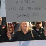 Tetkice s metlama došle pred Vučićeva vrata: Pevaju mu "Zakleo se bumbar..." (FOTO) 27