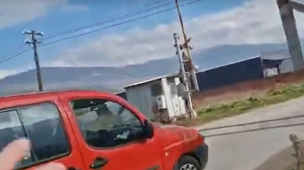 U Pirotu voz prolazi, a rampa podignuta: Zamalo izbegnuta teška nesreća (VIDEO) 1