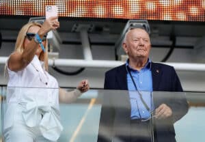 Srbiju uživo gledaju Piksijevi prijatelji Dejan Savićević, Den Tana i Arsen Venger (FOTO) 2 Srbiju uživo gledaju Piksijevi prijatelji Dejan Savićević, Den Tana i Arsen Venger (FOTO) 2